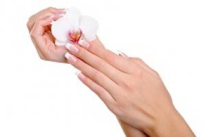 عکس گل ارکیده سفید در دستان مدل ناخن ساده